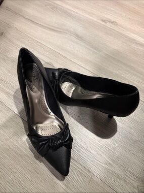 dexflex comfort Black Pointed Toe Knot Kitten Heels